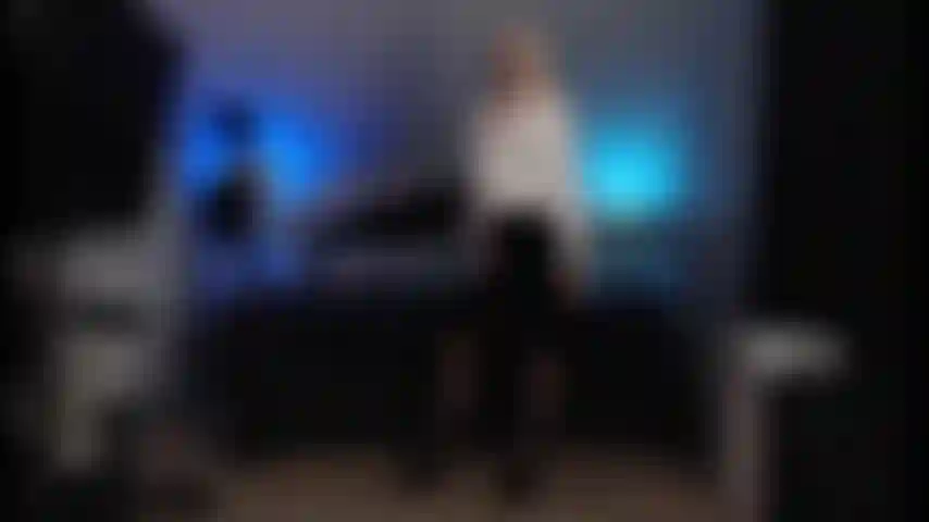 Secretária maricas de meias com costura, salto agulha e blusa de seda.