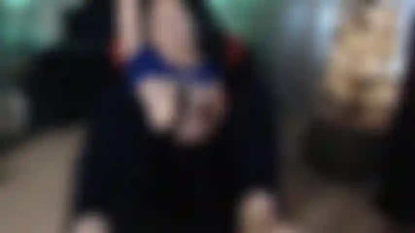 Usando a varinha mágica através da calça jeans, gozando na calça jeans.