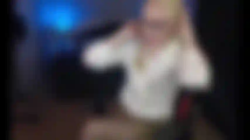 Fembot seduzida pela colega fembot.