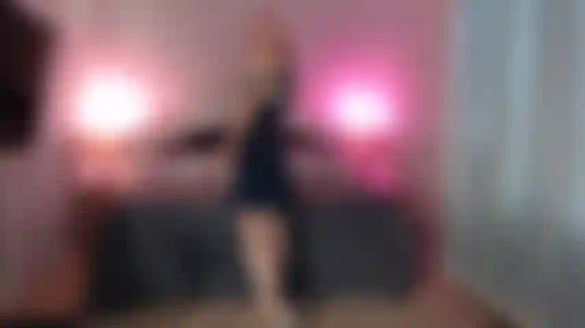 Vestido e salto claro, masturbação com vibrador.