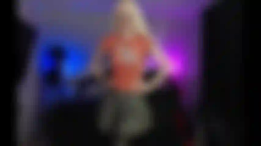 Estudante nerdy faz tratamento facial.