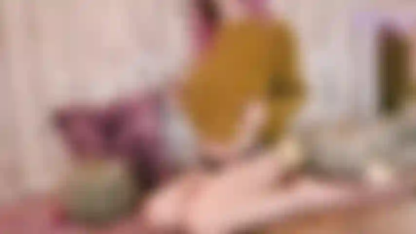 Orgasmo poderoso em suéter com varinha.