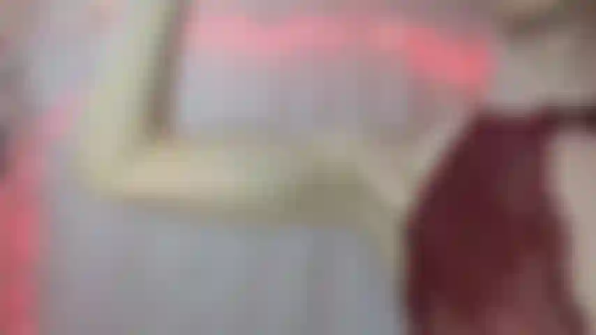 Culto corpo e músculos em lingerie.