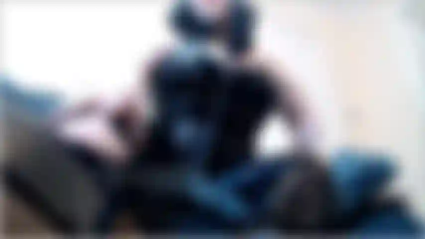 Homenzinho patético. Rastejando no chão em sua barriga. Você me enoja. Seu vermezinho insignificante, com sua cara feia e sua voz chata e chorosa. Você acha que eu me importo com seus sentimentos? Não.