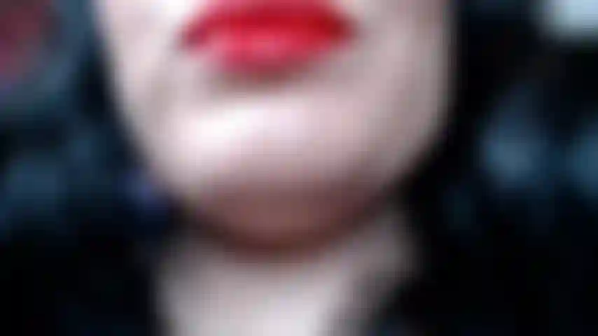 Sente-se, acaricie e olhe fixamente para a língua da senhorita deviant enquanto ela descreve todas as coisas eróticas que sua língua poderia fazer ao seu corpo, se você fosse digno. Esse clipe é quente e você vai explodir em êxtase!