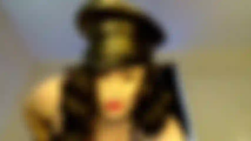 Spit amando foder brinquedo.