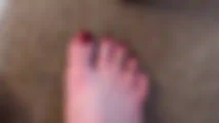 Esfregando óleo de coco nos pés.