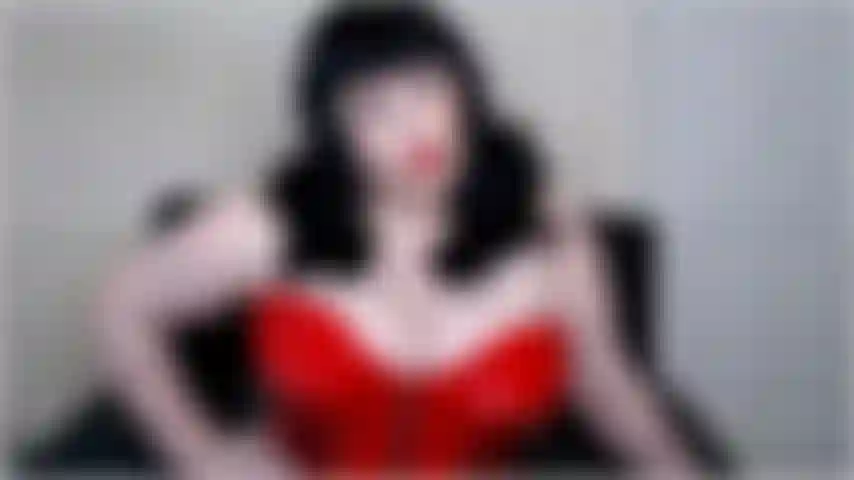 A senhorita deviant dá a você uma breve pausa em sua gaiola de castidade, mas apenas o tempo suficiente para jogar um novo jogo - e um novo jogo maligno!