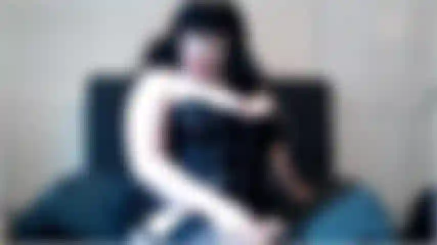 Tire seu pau e acaricie-o para mim. Acaricie para mim enquanto eu acaricio meu pau. Acaricie enquanto eu digo como eu quero que você chupe meu pau.