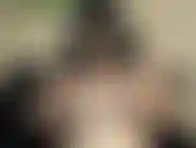 Conheço sua fraqueza. Sua fraqueza são meus enormes peitos saltitantes. Você adora olhar para eles, vê-los pular para cima e para baixo. É tão viciante olhar para eles. Tão viciante para acariciá-los.