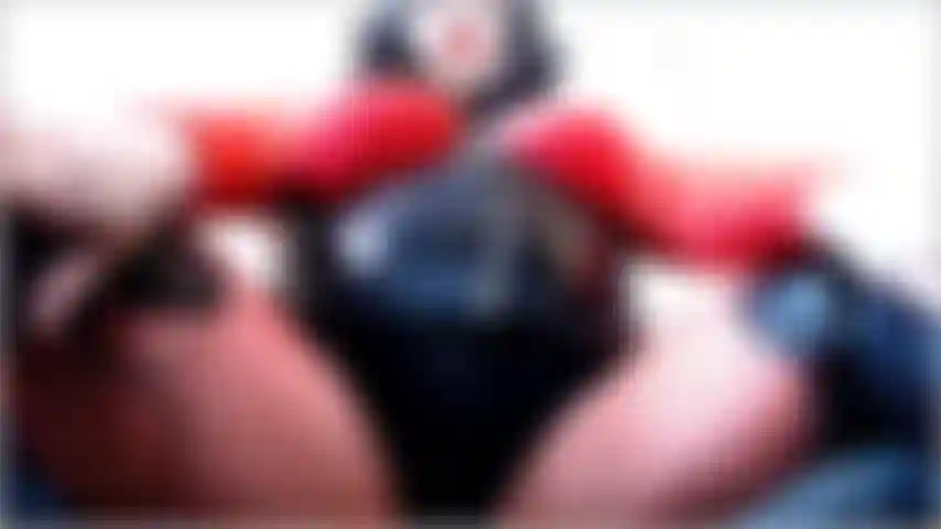 A senhorita desviante lembra que você ainda está trancada e assim permanecerá durante todo o mês de outubro. Mas ela também provoca e nega sua buceta ao mesmo tempo!