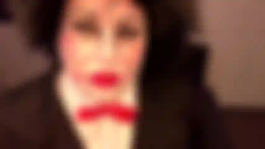 Sexy jigsaw quer jogar um jogo.