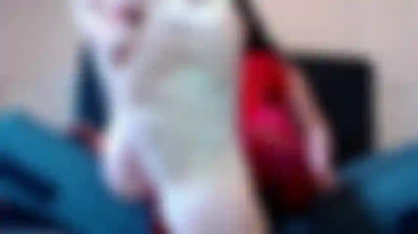 Minhas solas perfeitas e enrugadas diretamente na sua cara. Isso não faz seu pau pulsar de excitação? Quero que você adore essas solas perfeitas.