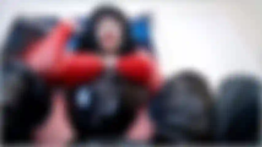 Humilhando a puta do buraco da glória.