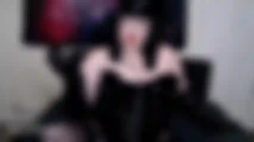 Tirando seu pinto minúsculo.