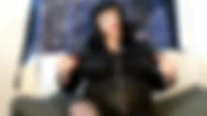 Amarrando suas bolas coloridas.