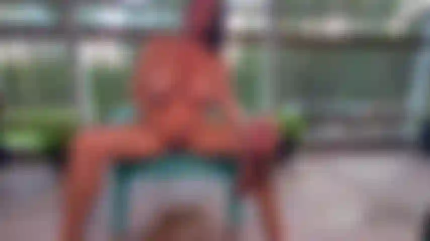 Jorro estrelado — me veja usando apenas minhas botas cano alto sendo fodida pela minha máquina de foder. Começo me provocando e vou aumentando a velocidade aos poucos até gozar e esguichar!