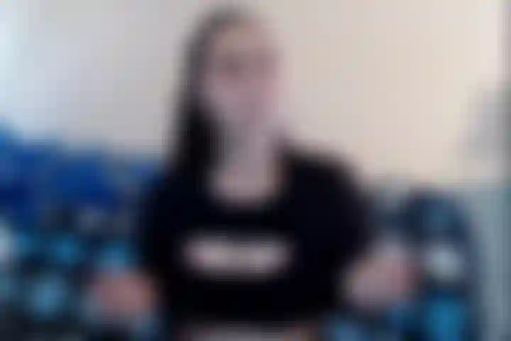 Fazendo striptease e brincando com essa buceta molhada.
