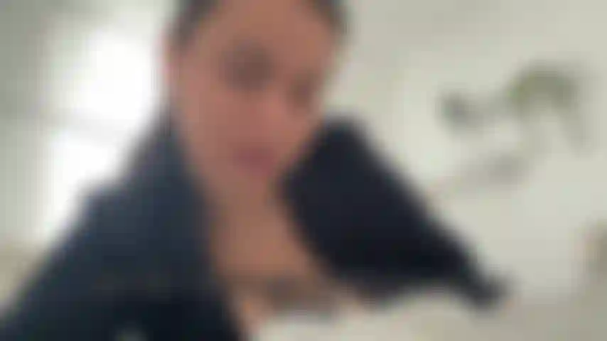 Um roleplay divertido com foco nos pés, com energia sedutora e confiante.