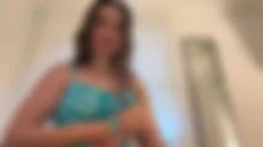 Um roleplay travesso e atrevido com chiclete, provocações e energia confiante.