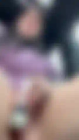 Masturbação com brinquedo de carro gótico.