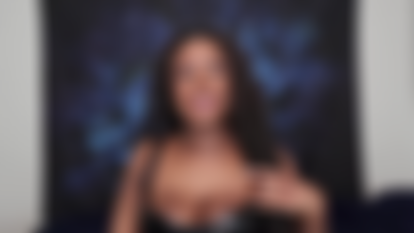 Uma deusa negra grávida que adora a barriga.