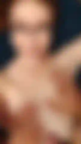 B/g óleo entre os seios + gozar nos seios.