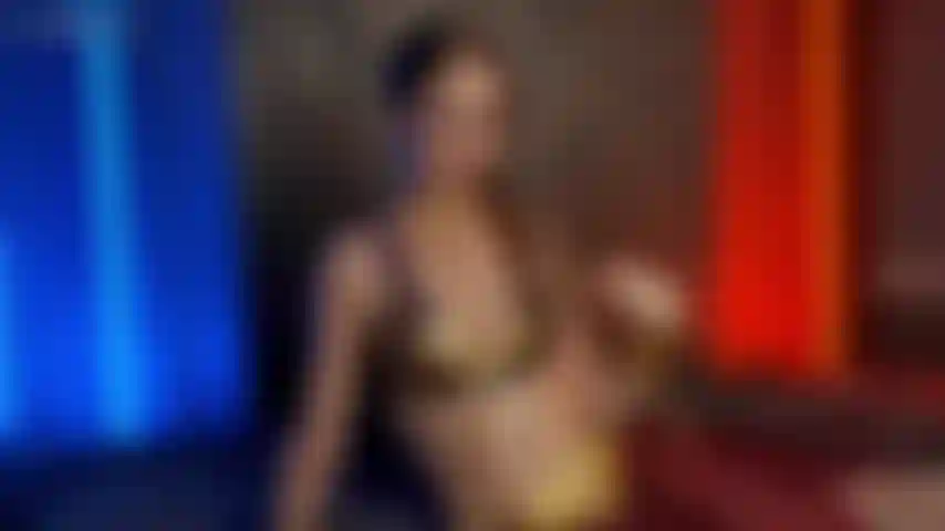 Slave leia toma um enorme dildo com squirting.
