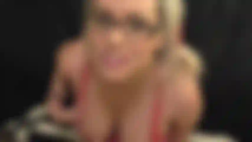 Secretária safada fode os peitos.