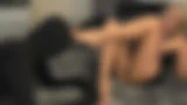 Chamando todos os escravos de pé, isso é o que uma boa cadela de pé faz. Eu o faço acariciar e adorar meus dedos perfeitos, depois gozar e limpar a bagunça como um bom adorador de pés.