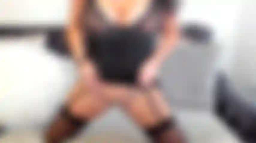 Veja-me gozar com prazer usando um par de meias sexy e uma cinta-liga.