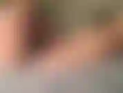 Observe-me deitar e usar meu brinquedo hitachi preto favorito para gozar.