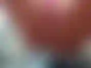 Uma foto bem próxima e pessoal de mim sentada em uma cadeira transparente e me fazendo gozar enquanto a câmera filma embaixo da cadeira. Vídeo super sexy.