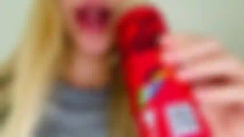 Arroto com refrigerante (arroto), sem nudez.