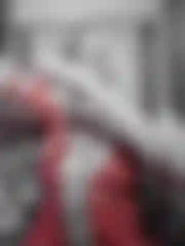 Wanking vibrador em luvas de seda vermelha.