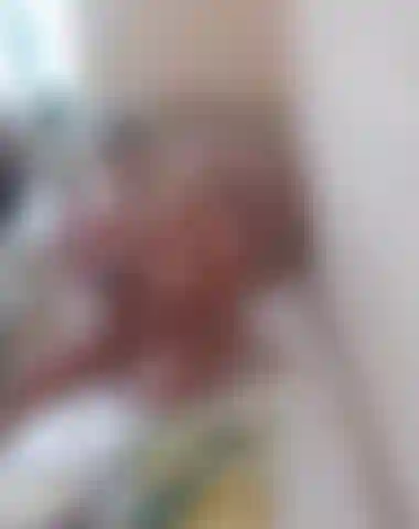 A câmera voyuer me observa lendo, mexendo os pés e expondo a buceta.