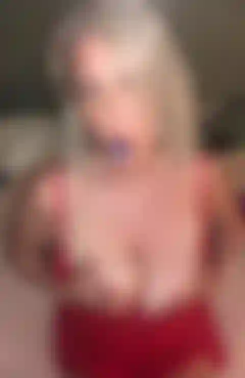 Senhorita lua esfregando sua linda bucetinha molhada para você.