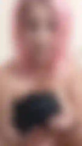 Cheirando, lambendo e esfregando minha calcinha cremosa.