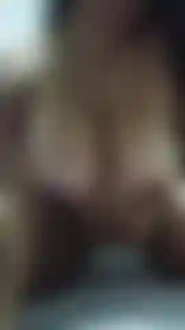 100% Real, crua e amadora, filmada diretamente do meu quarto com o celular. Tenha um incrível ângulo de pov bem abaixo dos meus seios pesados e nus enquanto estou de quatro, ofegante e gemendo. Rápido, real e extremamente quente! 🙈.