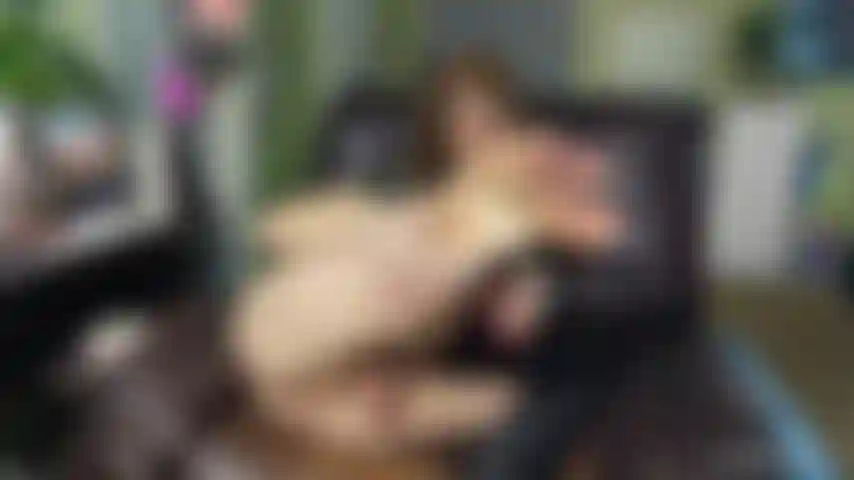 Exibindo cu e pés nos novos destaques.