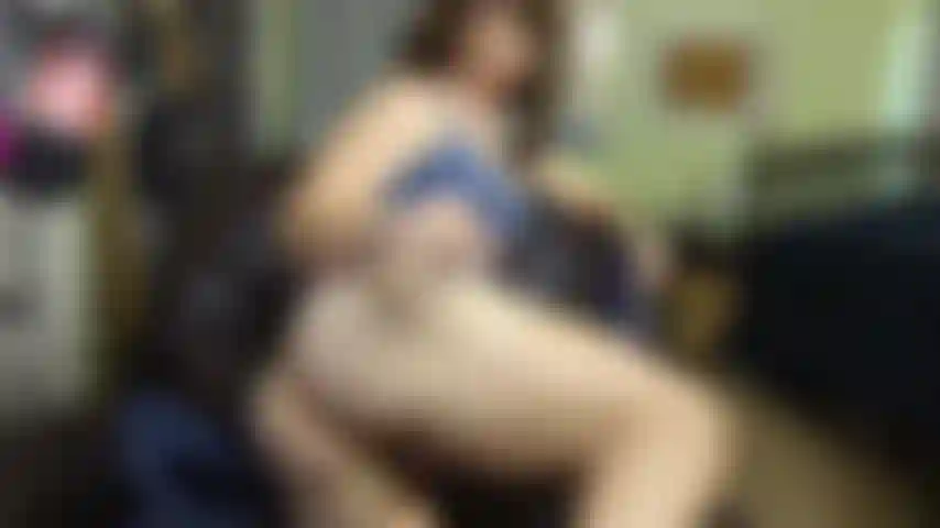 Coloco meu plug anal e brinco com ele.