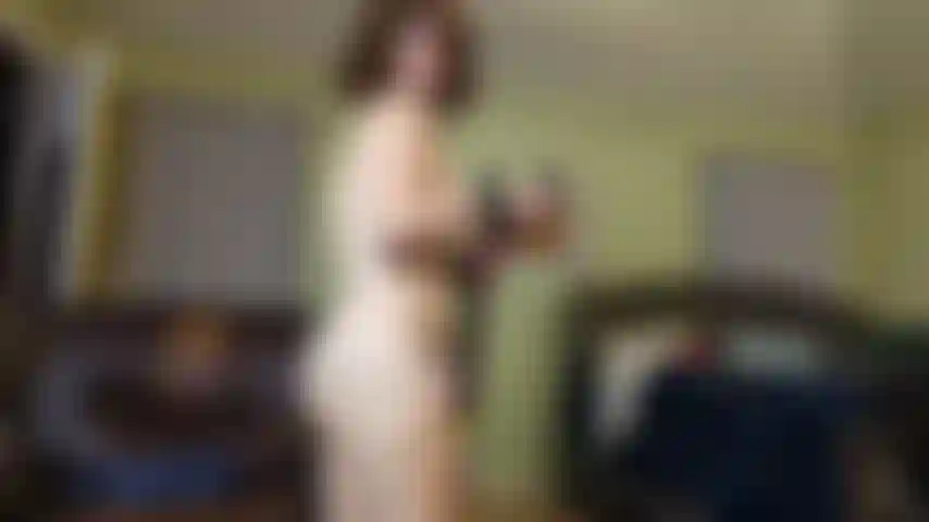 Açoitando o próprio rabo até ficar vermelho, mostrando o cuzão.