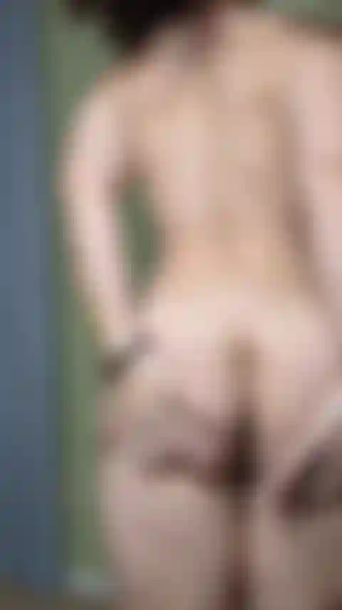 Jogando meu pau e mostrando o traseiro.