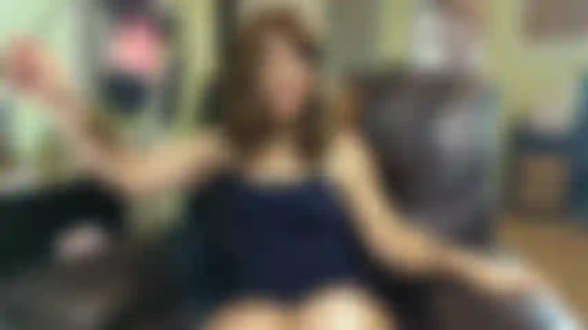 Linzy19 deitada de lado mostrando os pés e o bumbum.