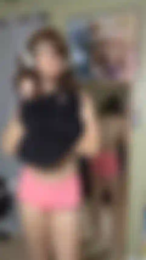 Balançando meu pau e mostrando o traseiro.