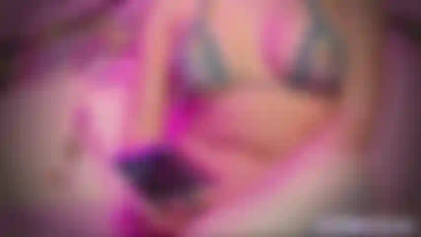Álibi da noite das meninas: a melhor amiga maliciosa ThePrincessLuxy ensina sua namorada a desejar problemas enquanto te provoca com cada detalhe ciumento - com fantasia de cuckold, pov de destruidora de relacionamentos, joi enganoso. Não sou sua namorada, mas posso ser o motivo pelo qual ela parou de agir como se pertencesse a você. Sou a melhor amiga maliciosa dela, de biquíni pequenininho, sorrindo bem na sua cara enquanto explico exatamente o que tenho sussurrado no ouvido dela nas noites de meninas. Sei que você quer me odiar por isso, mas o seu ciúme é fácil demais de manipular, e dá para perceber que você já está se excitando com a ideia de que tenho transformado ela em alguém mais ousada, mais safada e mais difícil de controlar.Essa fantasia de destruidora de relacionamentos é toda sobre aquele espaço humilhante entre a suspeita e a prova. Eu te provoco com os detalhes que você queria não precisar saber, as noites fora, os conselhos ruins, o encorajamento perigoso, a forma como faço ela se sentir desejada por homens que não pedem permissão. Você fica aí sentado ouvindo como um namorado ciumento, mas eu pioro tudo fazendo você admitir que a ideia dela ser influenciada por mim é exatamente o que torna sua fantasia de cuckold tão viciante.Não preciso te tocar para te deixar mais fraco. Só preciso te contar como é fácil guiá-la para longe de você e assistir seu orgulho começar a escorrer pela sua mão. Transformo a noite das meninas da sua namorada em um jogo mental de femdom pov, uma fantasia de punheta enganosa, e uma confissãozinha atrevida que te deixa se perguntando quanto da nova atitude dela veio de mim. No final, você sabe que não sou apenas a melhor amiga. Sou a má influência, a destruidora de relacionamentos, e o motivo pelo qual você não consegue parar de se masturbar com o seu próprio ciúme.
