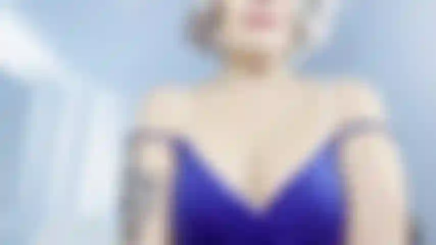 Seios naturais de uma milf gilf balançam e saltam.