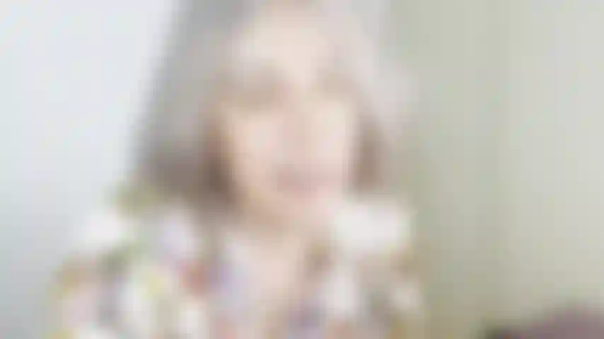 Com plug anal vibratório e orgasmo com varinha.