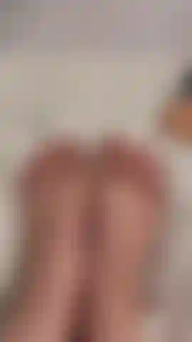 Unhas todas preparadas prontas para a máscara de pés, olha para esses dedinhos brilhantes.