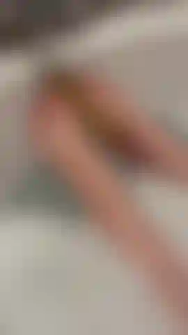 Ensaboando meu dildo de 15cm no banho.